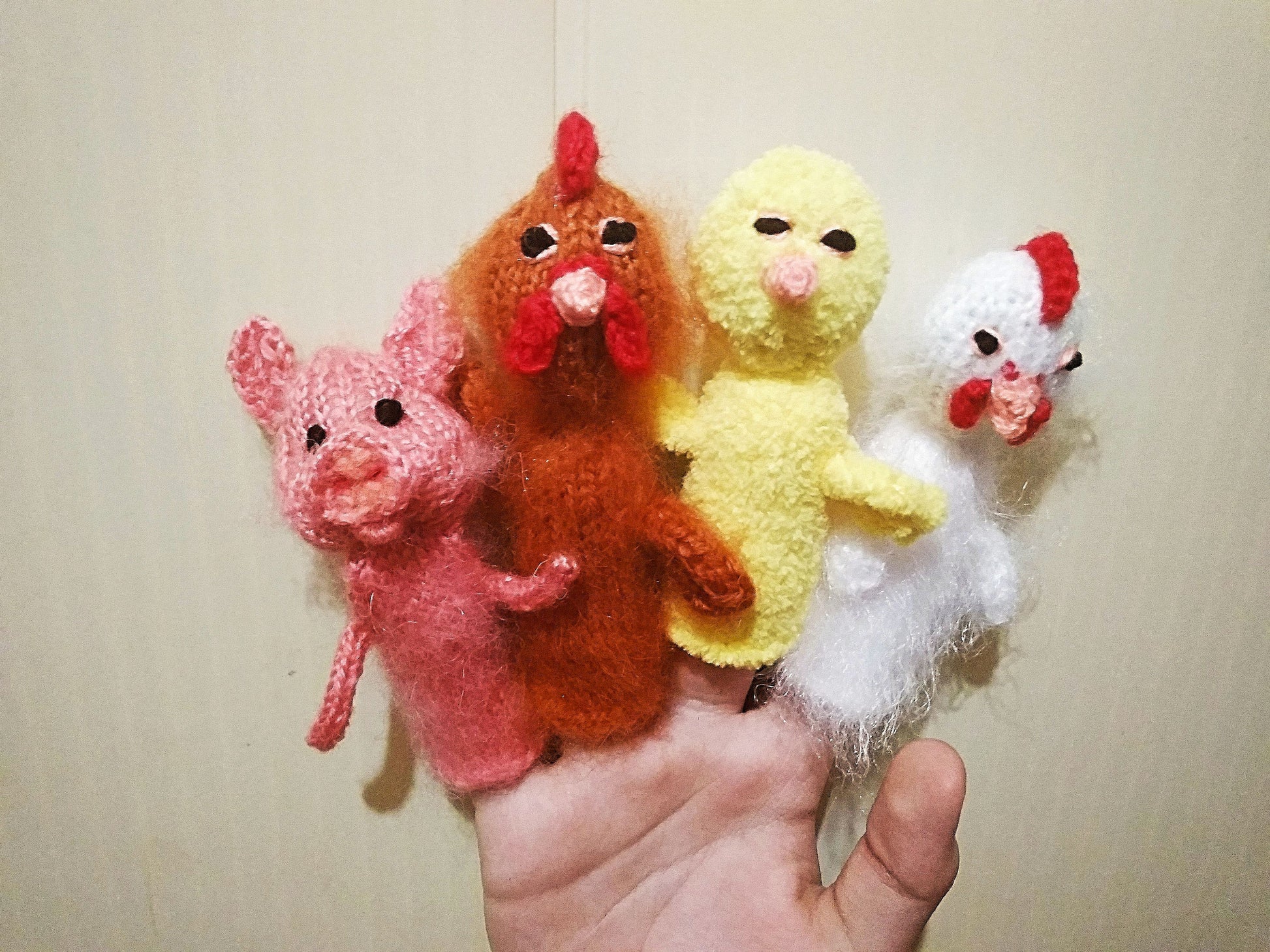 Put on a finger puppet show for your kids with a cow, goat, horse, chicken, rooster, hen and pig!