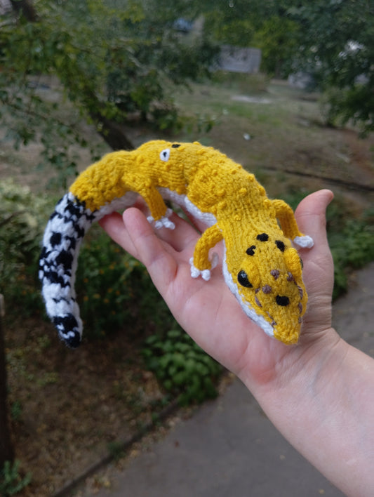 Adorable yellow gecko toy