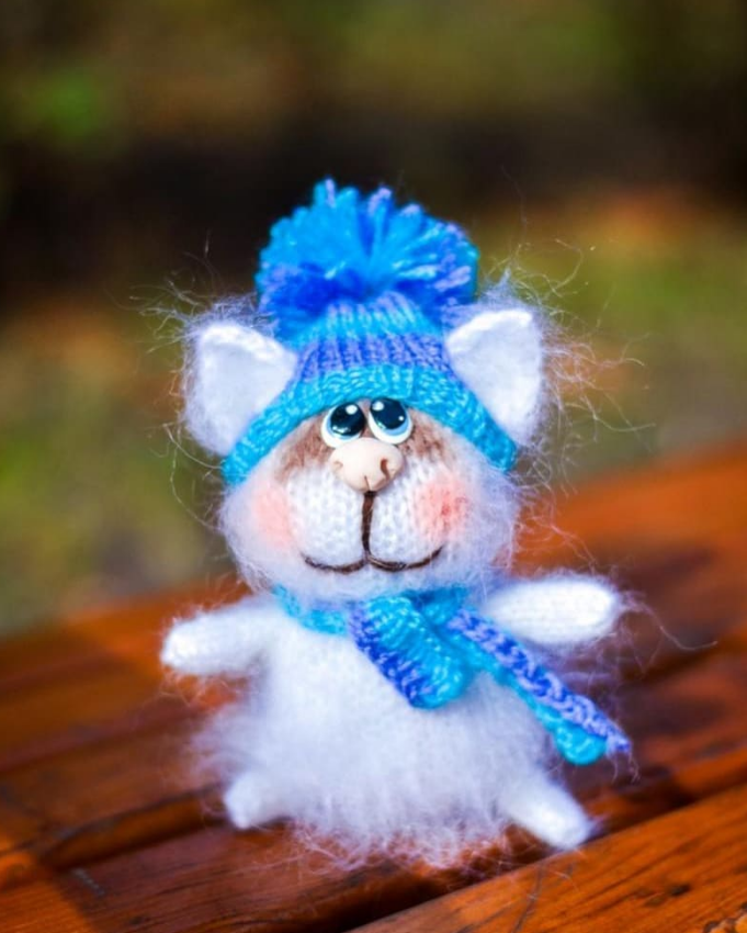 Hand knitted cat clearance toys