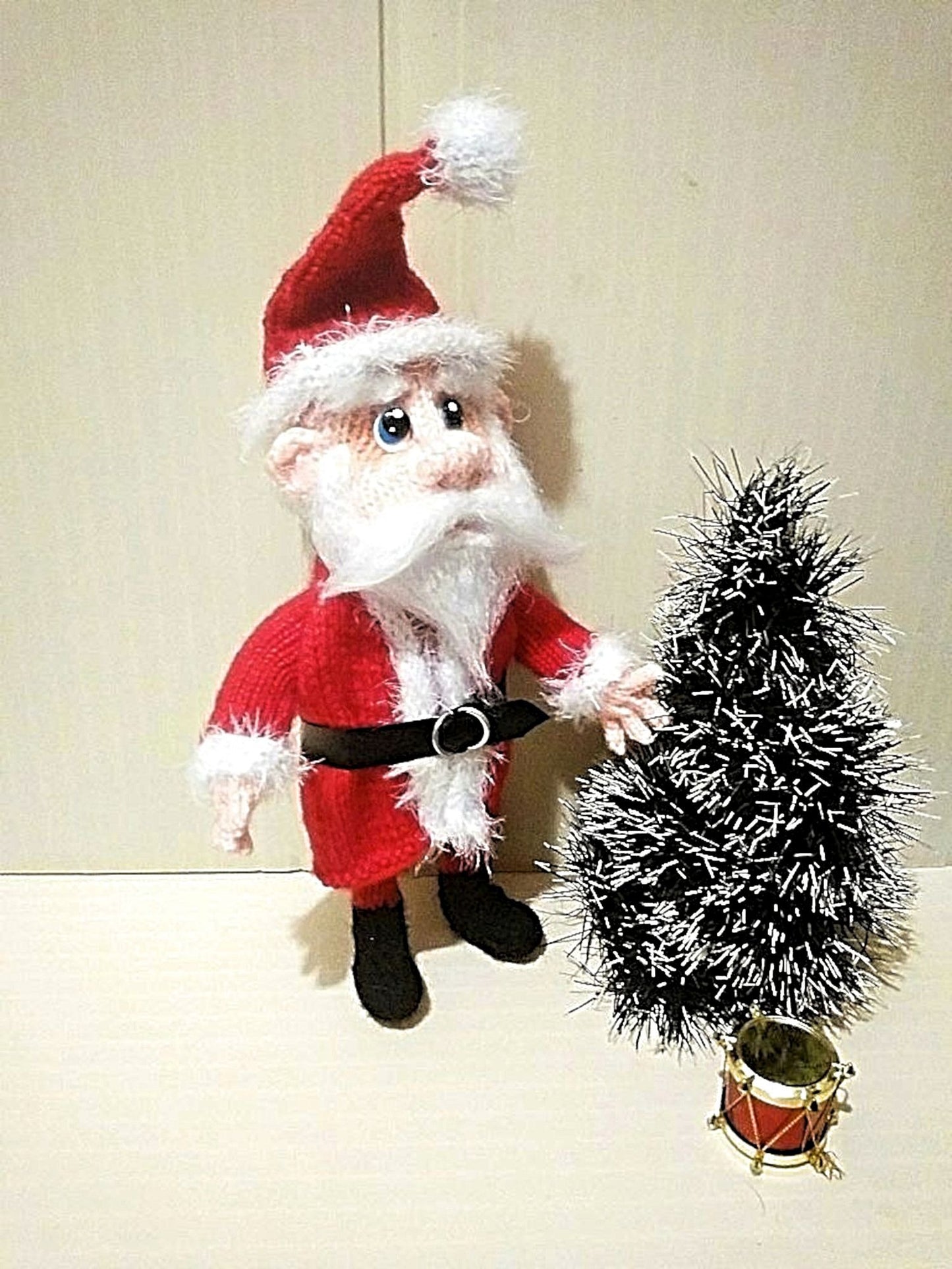 Santa Claus knitted figurine