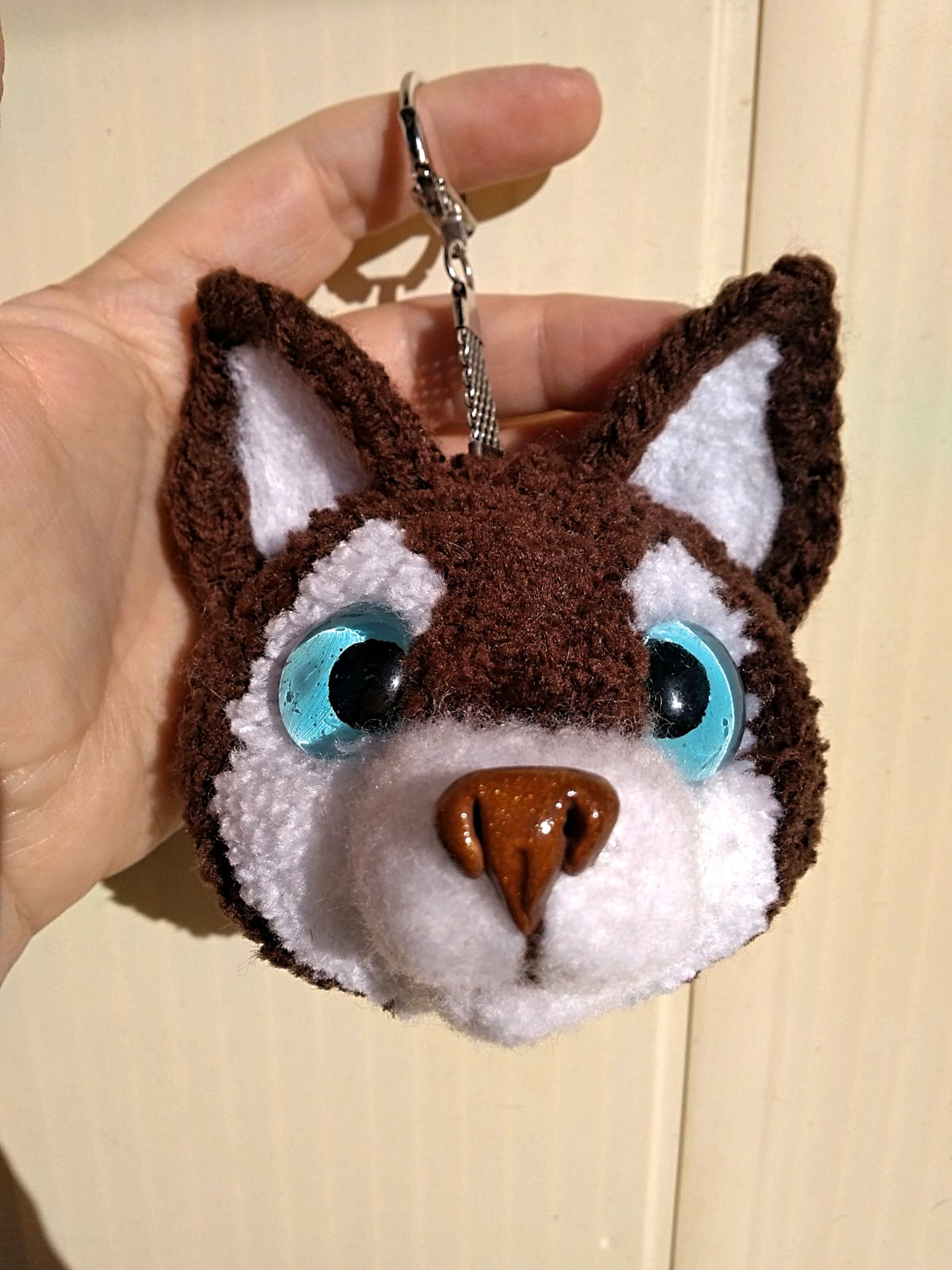 keychain on a bag in the form of a head of a husky dog